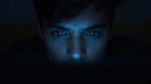 Cómo la luz azul de las pantallas afecta tu sueño y tu productividad